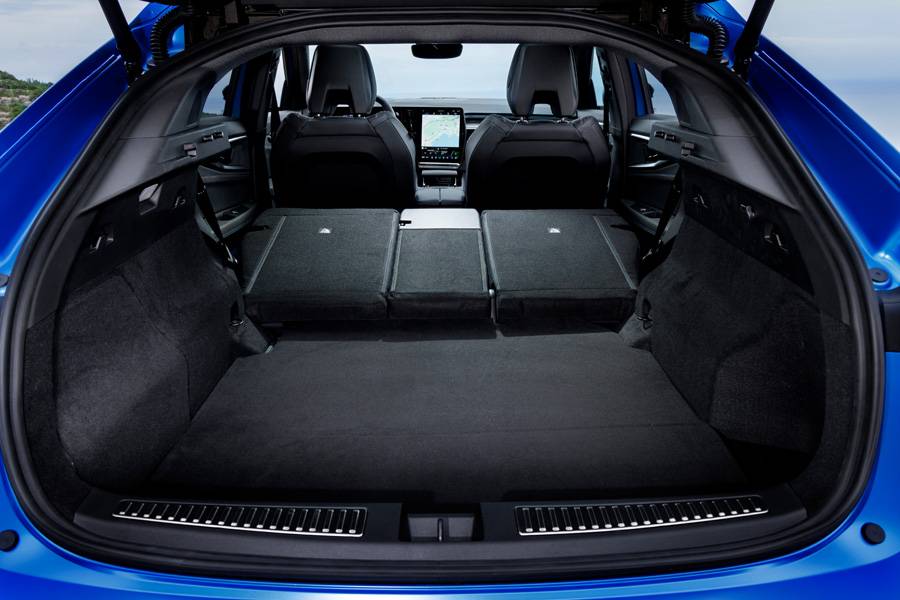 Coupé-Linie hin oder her: Der Rafale schluckt reichlich Gepäck. Die umgeklappten Rücksitze verursachen eine Treppe in der ansonsten ebenen Ladefläche.