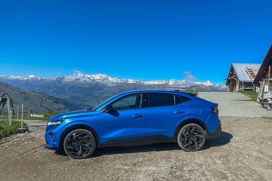 Avec sa silhouette de coupé de 4,72 m, le Français évoque une certaine légèreté aérodynamique, soulignée par des arêtes vives qui dynamisent la carrosserie.