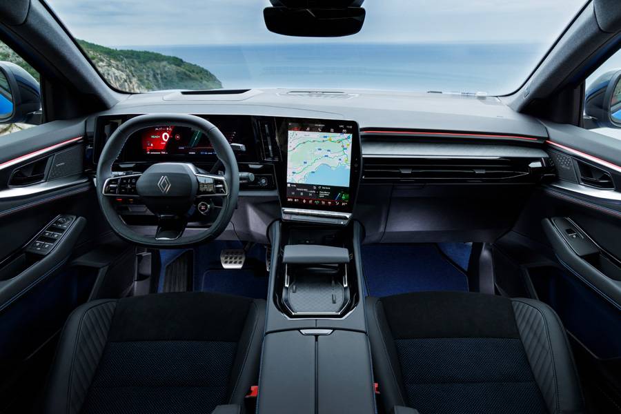 Cockpit digital à la française : grand écran vertical de 12 pouces, commande vocale Google et système audio Harmann – le Rafale transforme l’habitacle en salon connecté sur roues.