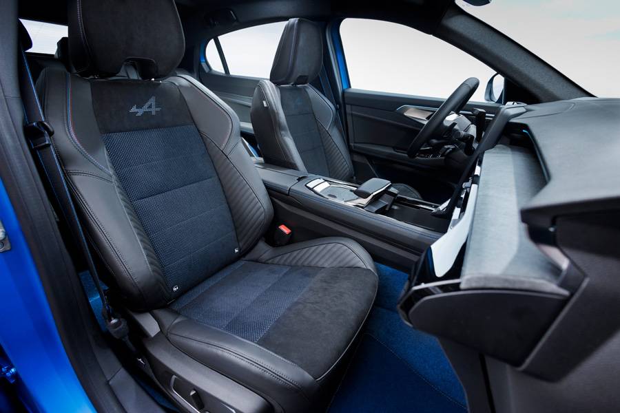 Poste de conduite sport-chic : sièges en cuir Alcantara avec logo Alpine, dans un environnement technologique dernier cri. Le cockpit du Rafale allie confort avec connectivité.