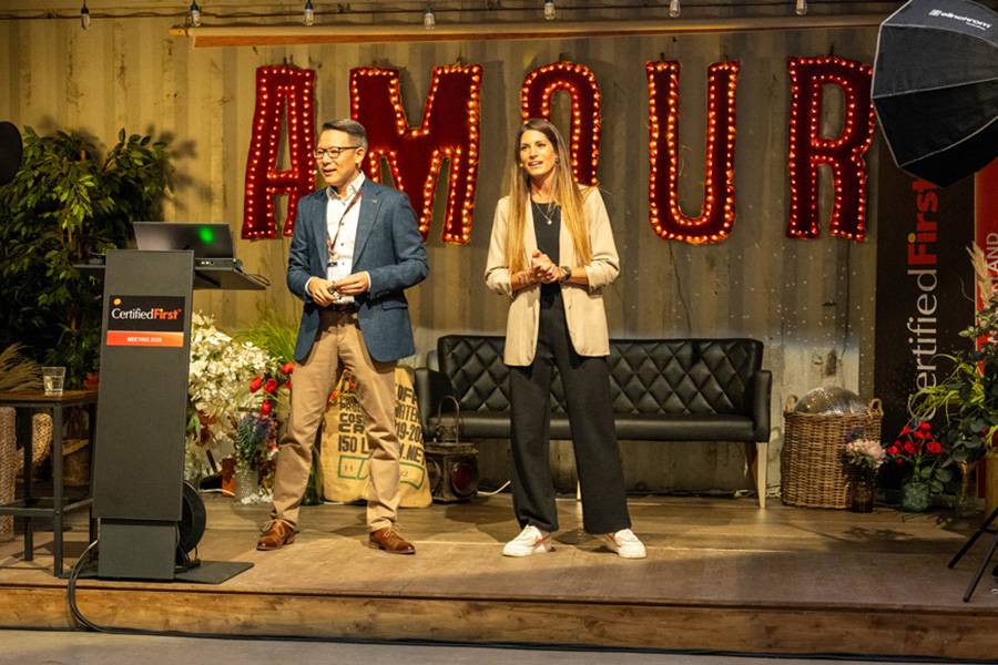 CFS-Netzwerkleiter Richard Schöller und Moderatorin Cyndie Allemann begrüssen ihre Gäste zum Netzwerktreffen, das viel Unterhaltung und . . .