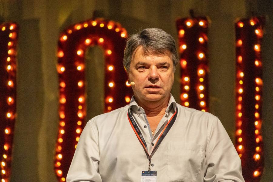 Thierry Zuber (Thommen-Furler) auf der Bühne: mit Headset und klarer Botschaft über den neuen Schulterschluss. Der Recycling-Profi kündigt nicht weniger an als «die besten Entsorgungskonditionen der Schweiz» – ein Versprechen, das im Saal nachhallt.