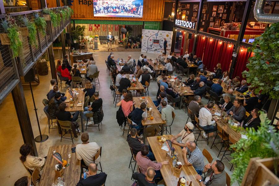 Pour suivre le programme entre formation, distractions et actualités, les participants se sont installés au restaurant. 