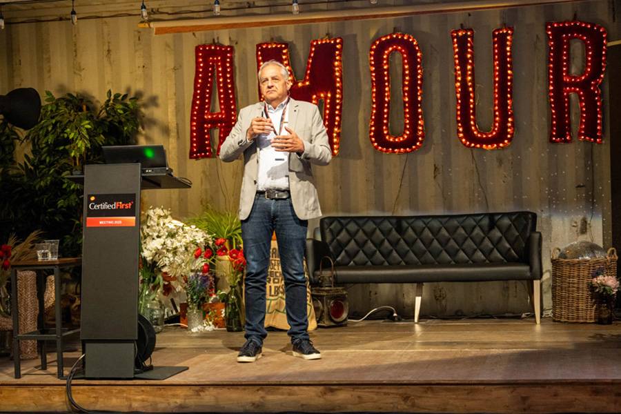 « Quand je viens, ce n’est pas pour critiquer, mais pour aider ! », lance Roger Schaller, de la société de certification « Attesta ». Son thème : l’amélioration continuelle des processus et l’importance d’une détection précoce des problèmes.