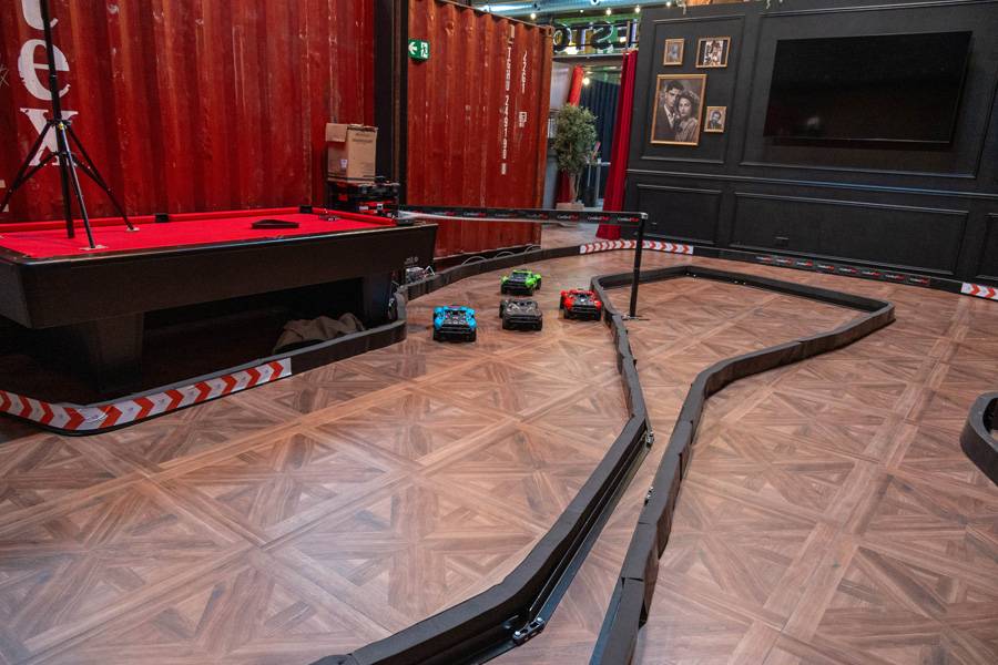 . . . attendent sagement sur la piste derrière le simulateur. Il s’agit d’une toute nouvelle installation venue spécialement d’Autriche. 