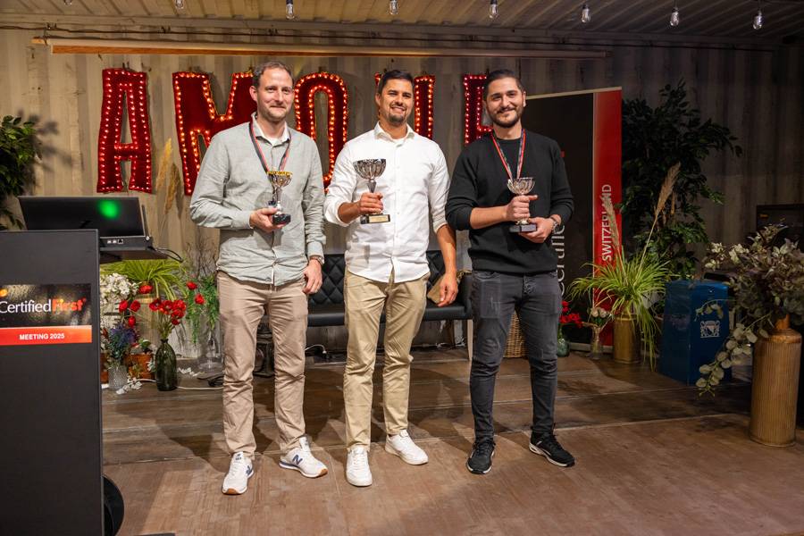 Voici les trois gagnants du « Challenge » : Simon Küchler (à gauche) prend la troisième place, Alben Thaqi (à droite) la seconde . . . 