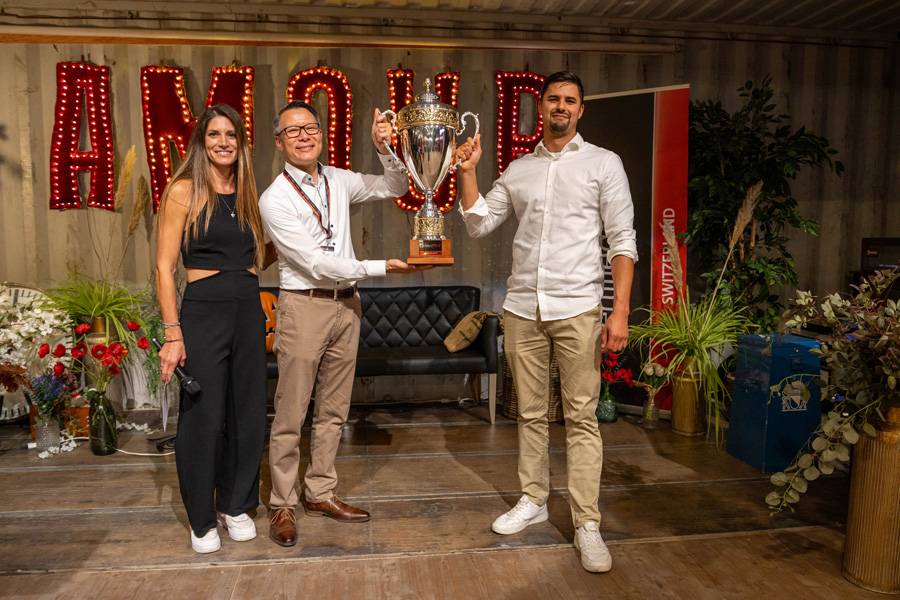 . . . alors que Patrick Moser (à droite) soulève le trophée du vainqueur, entouré de Cyndie Allemann et Richard Schöller.