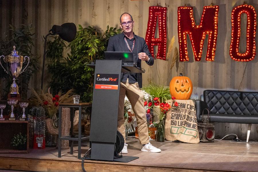 René Vogel, Dozent und Technikvisionär, begrüsst das Publikum zum Vortrag über Roboter mit jener Mischung aus Begeisterung und Witz, die selbst Skeptiker zum Staunen bringt – ein Mann, der Zukunft nicht erklärt, sondern erlebbar macht.