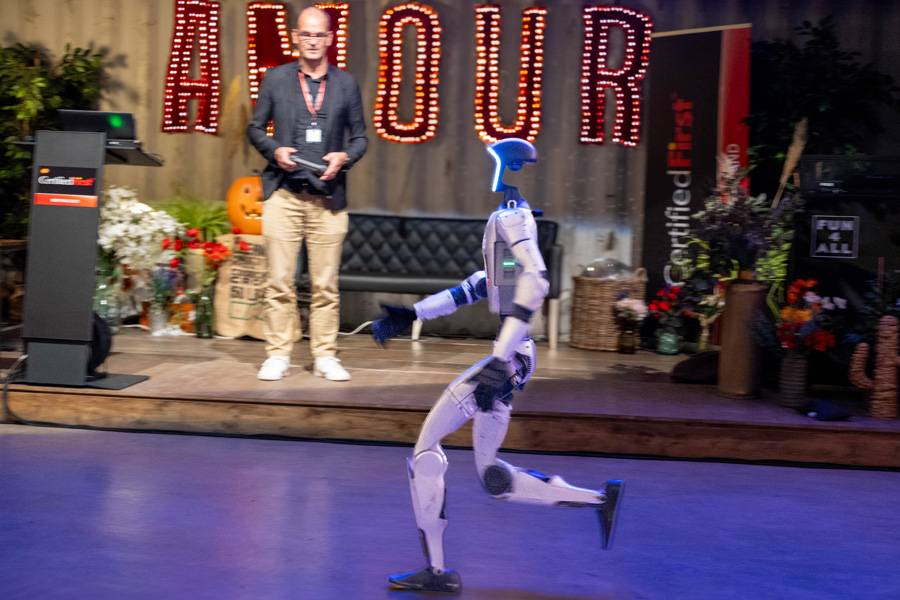 René Vogel zeigt, wie charmant Technik sein kann. Während er per Fernbedienung steuert, zieht «Henrietta» vor der Bühne ihre Runden – mal flink, mal bedächtig. Dabei verdient sie sich viel Applaus. 