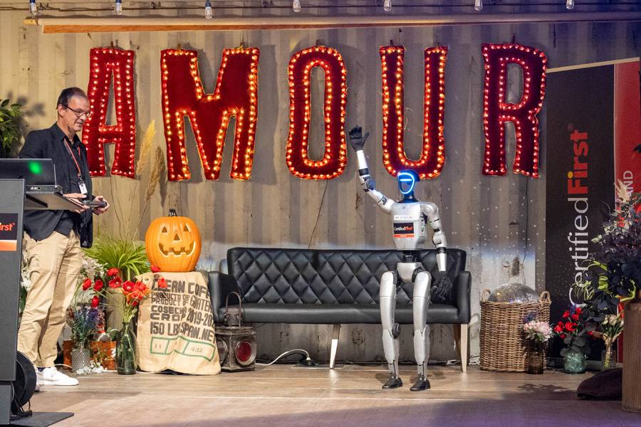 « Henrietta » salue le public avec charme – et René Vogel tient littéralement l’avenir entre ses mains : à l’aide de sa télécommande, le directeur de « MR. Vision » guide son robot humanoïde sur scène. 