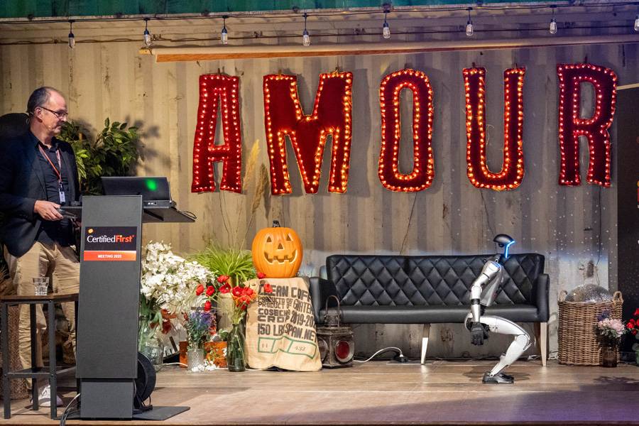 « Henrietta » se redresse – moitié humaine, moitié machine, entièrement conquise par le public. René Vogel observe, satisfait, sa collègue d’acier reprendre pied. L’avenir est en marche, littéralement.