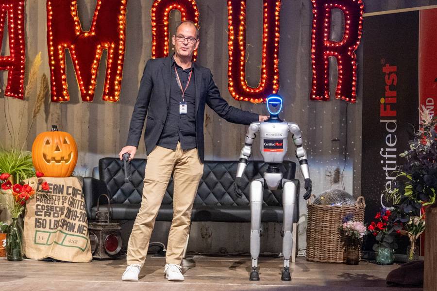 Applaudissements pour un duo atypique : René Vogel pose la main sur l’épaule d’« Henrietta » – presque comme s’il s’agissait d’une vieille amie. À ses côtés, pas une machine sans âme, mais le symbole d’une technologie capable de cœur et d’humour.