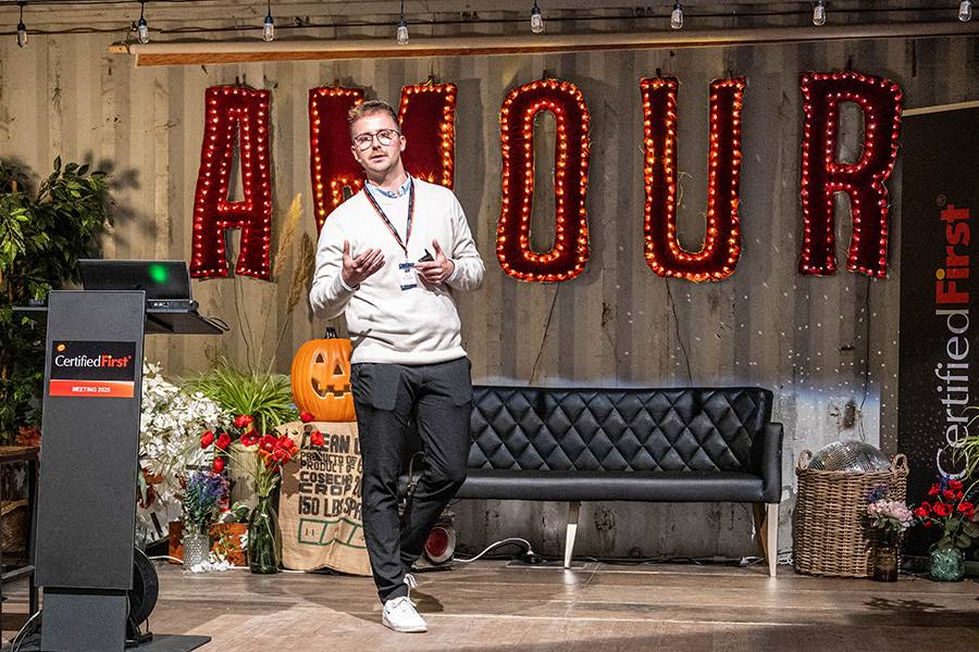 «Der Roboter soll nicht ersetzen, sondern unterstützen – und das effizienter als je zuvor.» Sven Neumann von PPG präsentiert «Paint Go».