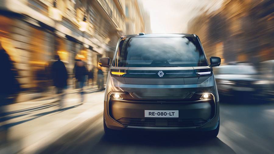 Der Trafic E-Tech electric zeigt frontal, worauf Renault hinauswill: klare Linien, kompakte Proportionen und ein Lichtband, das weniger Schmuck ist als technisches Statement. Ein Van, der eher digital wirkt als mechanisch.