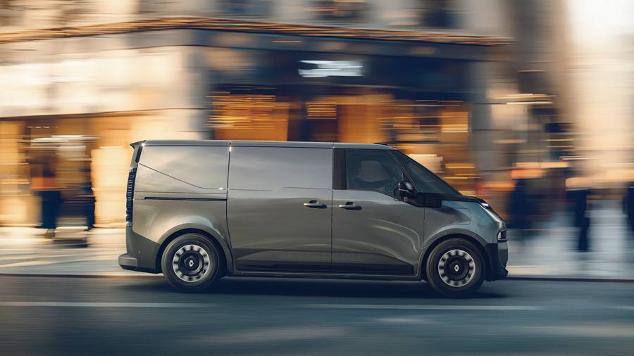 Im Vorbeiziehen wird sichtbar, was Renault betont: ein langer Radstand, klare Flächen, robuste Seitenleisten. Ein Transporter, der nach Arbeit aussieht, nicht nach Showroom.
