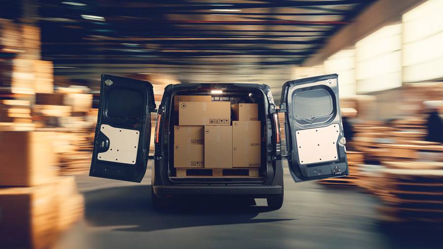 Portes arrière ouvertes, l’argument principal apparaît : le volume. Les palettes Europe s’y logent sans contorsion ; les 5,1 à 5,8 m³ réduisent les excuses au minimum.