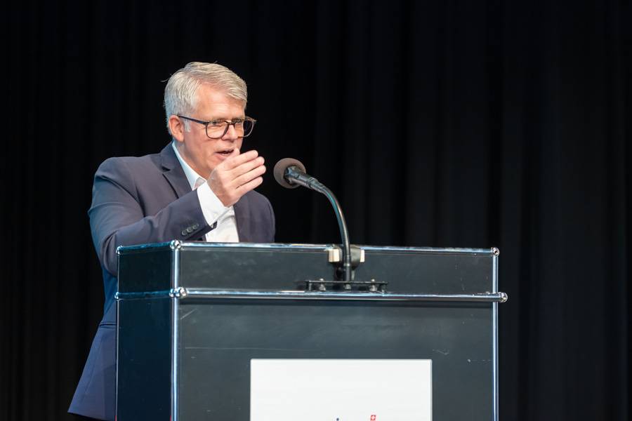 Direktor Daniel Röschli erläutert den Delegierten den neuen Gesamtarbeitsvertrag 2026 bis 2029 – sachlich, präzise und mit jener ruhigen Bestimmtheit, die man in bewegten Branchenzeiten schätzt.