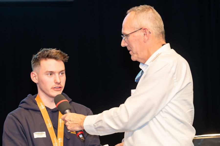 Setzen ihren Medien-Marathon an der Delegiertenversammlung fort: Spengler Gilles Glauser von der «Carrosserie G&G» in Niederwangen (BE) und . . 