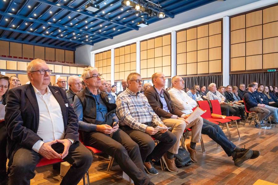 Les délégués de «Carrosserie Suisse» suivent avec attention l’assemblée extraordinaire dans la salle municipale de Zofingue – une salle pleine d’oreilles attentives et d’opinions bien tranchées.
