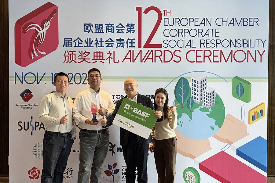 BASF Coatings reçoit le Green Impact Pioneer Award lors des 12e CSR Awards de la Chambre de Commerce européenne en Chine. (de g. à dr.) : Dr Chang Bo Huang, Manager E-Coat Innovation Lab Asia Pacific ; Wei Bo Zhou, Senior Manager E-Coat Customization Lab Asia Pacific ; Jack Zou, Vice President Global Key Account Management Asia Pacific OEMs, Global Automotive OEM Coatings ; et Yvonne Teh, Global Sustainability Manager Automotive OEM Coatings.
Photo : BASF Coatings