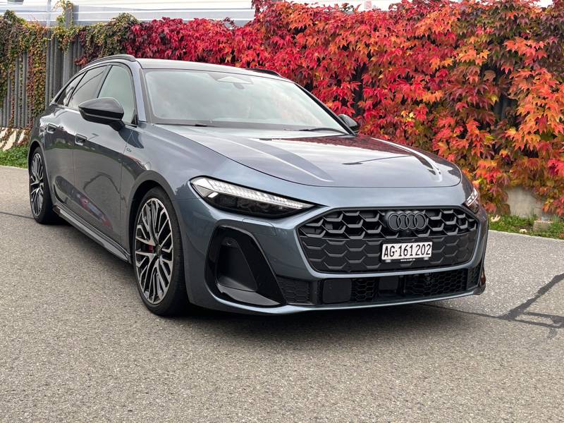 Der schwarze Singleframe mit seiner grösseren Struktur und die zweigeteilten vorderen Lufteinlässe sind deutlich markanter gestaltet. Das Sportfahrwerk hat eine straffere Feder-Dämpfer-Abstimmung und ist zwei Zentimeter tiefer gelegt. 