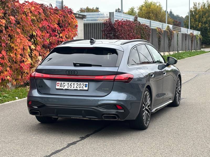 Keine Seltenheit, aber schön anzusehen: das durchgehende LED-Leuchtband. Zudem verwendet Audi für den Auspuff Endrohre aus echtem Edelstahl – eine Seltenheit. 