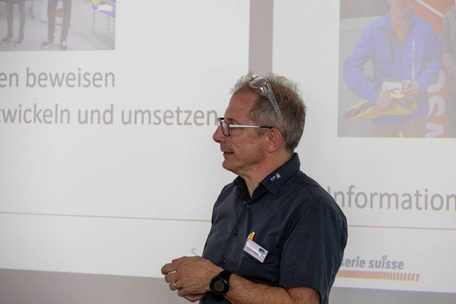 Fachlehrer Luciano Poppi begrüsst die Besucher. Danach gibts von ihm Infos über die Carrosserievermessung – in Theorie und Praxis am Beispiel einer Toyota-Limousine.