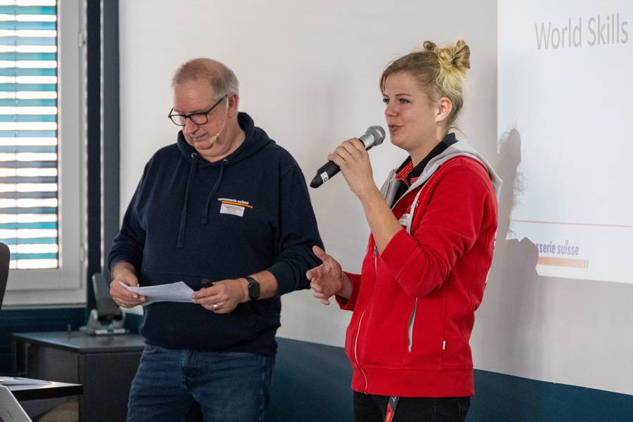 Bruno Moser legt den grossen Rahmen über die Grundbildung und interviewt danach Lara Kaufmann, die ihren langen Weg von den Regionalmeisterschaften bis an die WM 2024 schildert. 