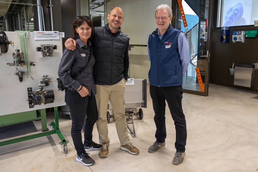 Sind nebst vielen anderen die Macher vom Lehrlingstag in Winterthur: Sonja Suter (Sekretariat Carrosserie Suisse Zürich), üK-Kommissionspräsident Reto Trösch und NOS-Präsident Rolf Rast.