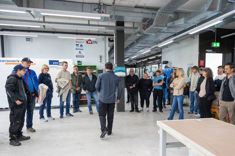 Après l’accueil, direction les ateliers – là où l’on ne raconte pas la théorie, mais où on la manipule. Ici, les visiteurs suivent un bref exposé sur l’art de la peinture.