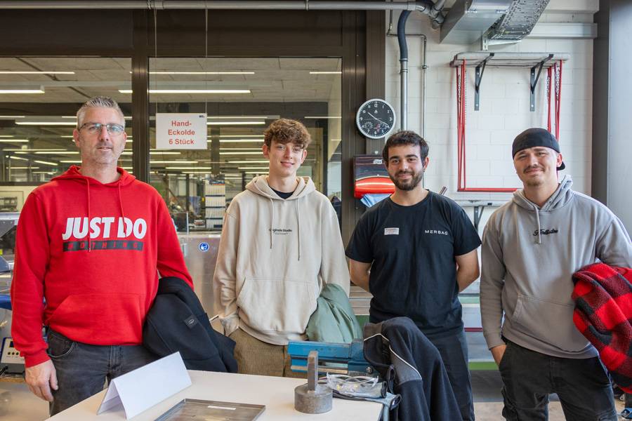 Pascal Schneider (à gauche) accompagne son fils Luan à Winterthour. Avec eux : le participant aux Swiss Skills Simone Silvio Sodano et le maître d’apprentissage de Luan, Cyrill Marcarini (ASZ AG, Bülach).