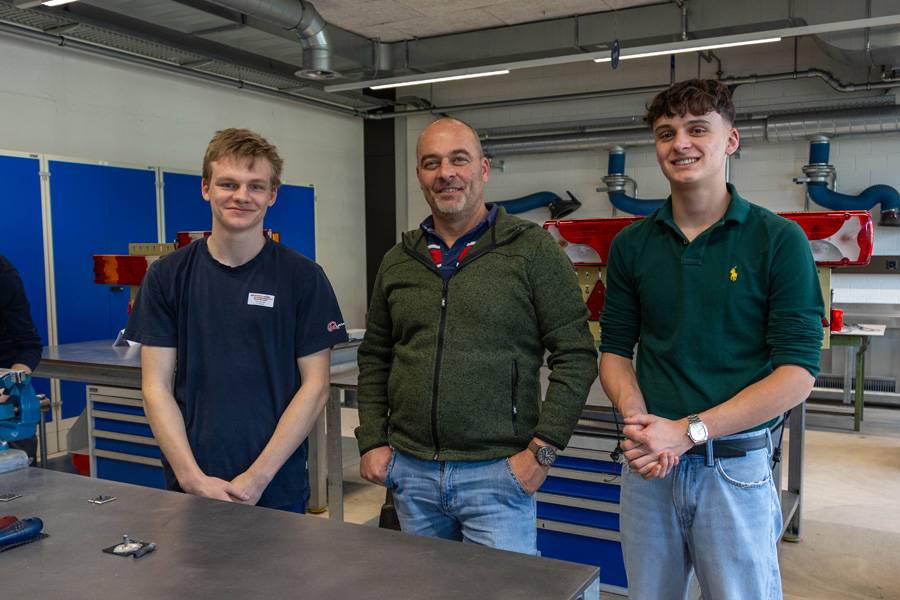 Souhaitent tout savoir sur la formation de constructeur de véhicules : André Bon (à droite, Walser AG, Zizers) et son père Erwin – ici avec Nicola Mezzadri (à gauche).