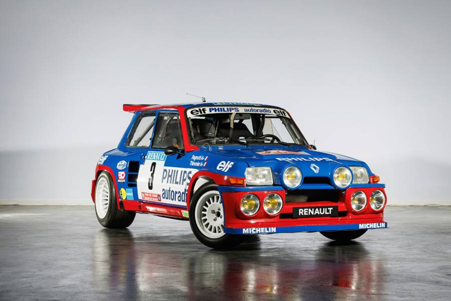 Le modèle d’origine cachait sous le capot un moteur turbo de 1,4 litre qui libérait, selon les niveaux d’extension, entre 160 et plus de 350 ch. Les versions rallye étaient de véritables laboratoires d’homologation, animés par le désir de prendre de vitesse Ford, Lancia & Co. 