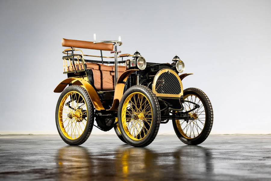 A saisir : une Renault Type D (voiturette) de 1901, en état de marche. Elle est dotée d’un moteur monocylindre de 450 cm³ et mesure environ 2,60 mètres de long. 