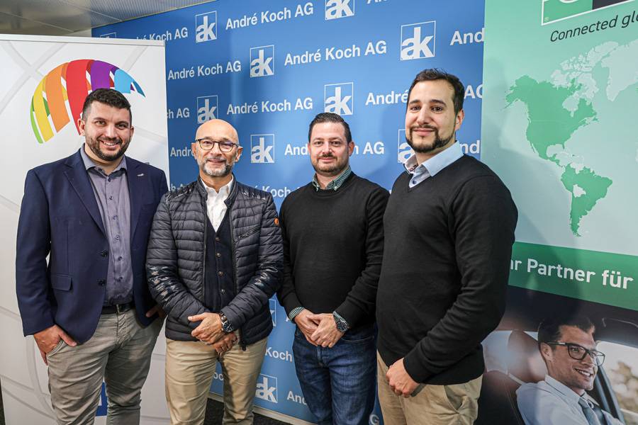 Ein Foto mit klarer Botschaft: (v.r.) Dominic Schenker, Enzo Santarsiero, Marc Wyssling und Alain Ernst stehen in Urdorf zusammen und markieren den offiziellen Start einer Partnerschaft, die Mobilität und Reparatur enger verzahnt. Vier Vertreter, ein gemeinsamer Auftritt – und der sichtbare Auftakt einer Zusammenarbeit, die Bewegung ins Netzwerk bringt.