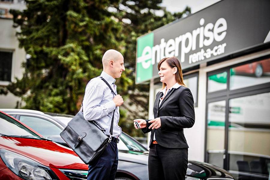 Ein Schlüsselwechsel als kleine Szene mit grosser Wirkung: Während der Fahrer beruhigt sein Auto in die Reparatur gibt, sorgt Enterprise – dank den Repanet Suisse Partnerbetrieben – dafür, dass der Mobilitätsfaden nicht reisst. Ersatzwagen statt Stillstand, Tempo statt Warteraum: So sieht eine Reparatur aus, die nicht ausbremst.