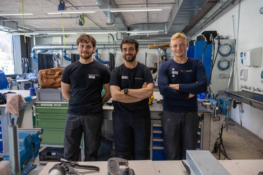 Verrieten den Besuchern alles über Stanznieten, Metall- und Kunststoffkleben sowie die Blechbearbeitung (v. l.): Die Carrosseriespengler und Swiss-Skills-Teilnehmer Lenny Granata, Simone Silvio Sodano und Tino Schubert. 