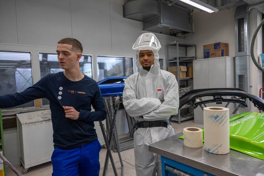 Hatten als Lackierer die Themen Designlackierung, Folienkleben, Lackaufbau und Arbeitssicherheit: Schweizermeister Davide Manieri (links) und Kevin Suter. 