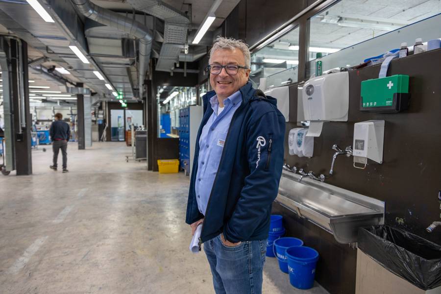 Die beiden Mitglieder des STFW-Stiftungsrates hatten unterschiedliche Aufgaben: Während Carrosserie-Inhaber Martin Rusterholz bei den Fahrzeugschlossern . . .