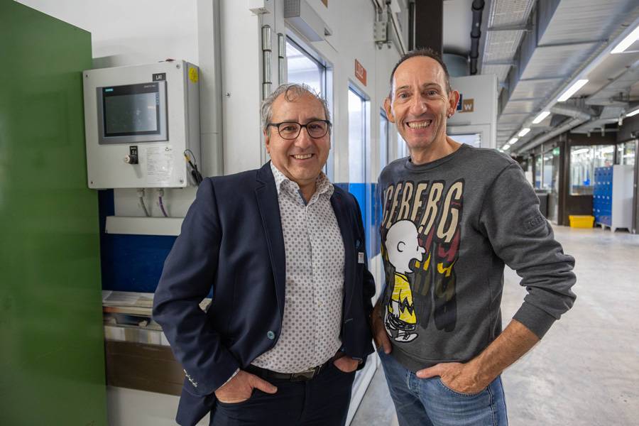 Nutzten den Lehrlingstag zum gründlichen Informationsaustauch: Rolf Baumgartner (Schule für Gestaltung Zürich) und Berufsschullehrer Adrian Wirz (rechts) von der allgemeinen Gewerbeschule Basel.