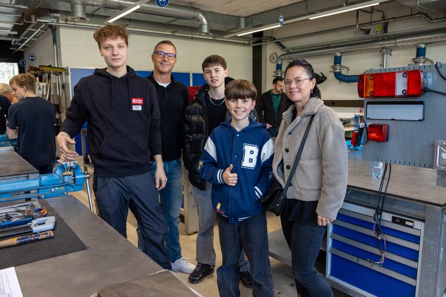 Le constructeur de véhicules Silas Cavka (g.) recevait la famille Hilber à son établi. Nils Hilber (au centre), en première année d’apprentissage (Larag, Wil), trouve – tout comme sa famille – la Journée des apprentis variée, concrète et informative.