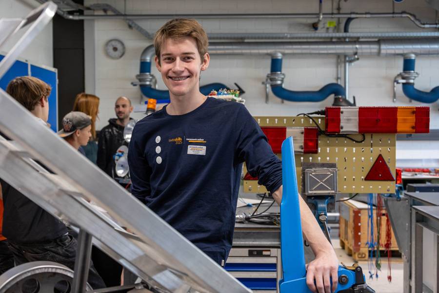 Assembler, visser, souder, river : à l’établi du constructeur de véhicules Dominik Meyerhans (3ᵉ rang aux Swiss Skills), une passerelle en aluminium et le camion correspondant formaient le cœur de la démonstration.