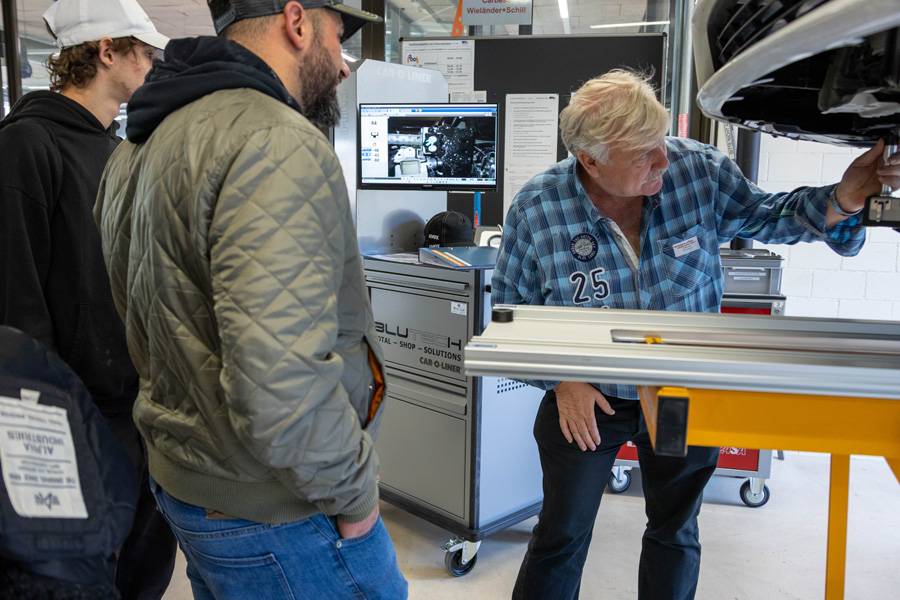 …Erwin Leu (Leu Carrosserie & Spritzwerk) expliquait le fonctionnement du banc de redressage « Car-O-Liner » de la société Blutech.