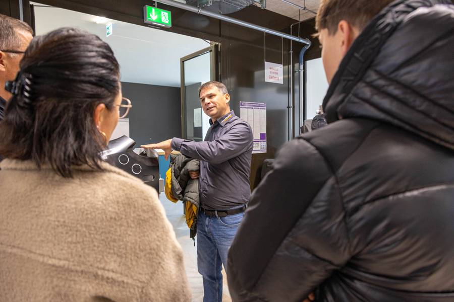 Il accompagne les apprentis et leurs parents avec conseils et soutien : Jwan Aeschlimann, vice-président de « Carrosserie Suisse Zürich » et propriétaire de Carrosserie Aeschlimann à Dällikon (ZH).