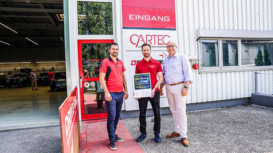 Satisfaits lors de la remise du certificat (de g. à dr.) : Edmond Borner et Fabian Bader (tous deux Cartec) ainsi que Luciano Paludi, directeur de « Clearcarrep AG ».