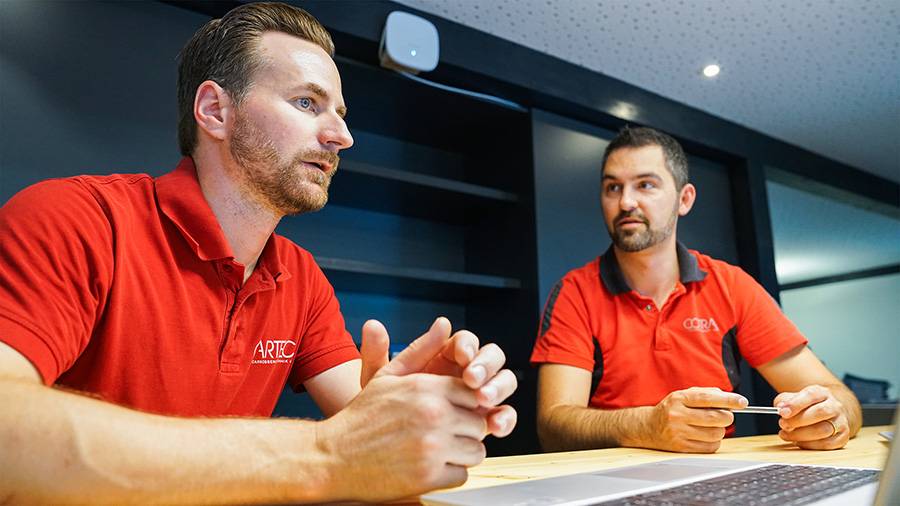 Un échange axé sur leur avantage concurrentiel : le directeur d’exploitation Fabian Bader (à gauche) et le COO de Cartec, Edmond Borner.