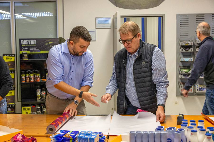 Hand in Hand für denselben Zweck: Volker Wistorf und Dominic Schenker zeigen, wie effizient zwei Paar Hände werden können, wenn das Ziel klar ist und der Ablauf sitzt.