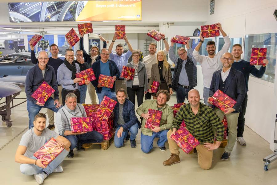 Das Ergebnis spricht für sich: Ein Gruppenfoto, zwei Paletten voller Geschenke und viele müde, aber zufriedene Gesichter – ein Abend, der zeigt, dass Tradition manchmal am besten funktioniert, wenn sie einfach weitergelebt wird.