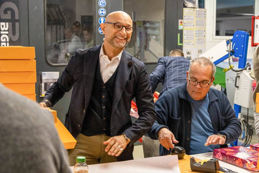 Un travail d’équipe sans protocole : Roger Keller et Enzo Santarsiero font partie de ceux qui emballent côte à côte – concentrés, efficaces, avec ce regard typique de ceux qui savent que la tâche sera menée à bien.