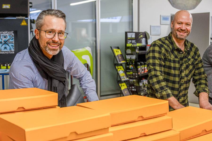 Une motivation empilée comme les boîtes : Sebastian Wyder et Clint Kaufmann avancent dans la prochaine série de boîtes orange. La montagne diminue, la bonne humeur reste.
